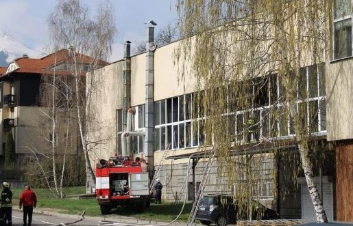 Бившият завод за телефонна апаратура в Банско е пламнал тази